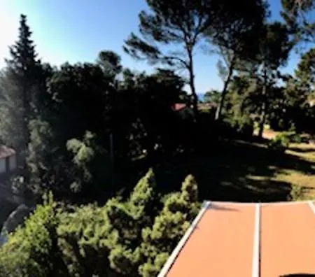 Maison de 3 chambres a Saint Raphael avec terrasse amenagee a 540 m de la plage Hébergement de vacances *