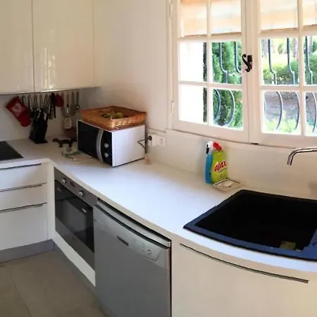 Hébergement de vacances Maison de 3 chambres a Saint Raphael avec terrasse amenagee a 540 m de la plage *